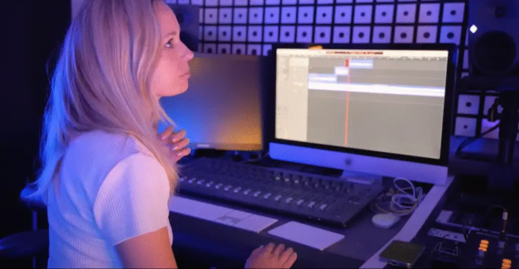 Céline magnano en studio d'enregistrement, réalisatrice, ingénieur son, autrice, compositrice, interprète