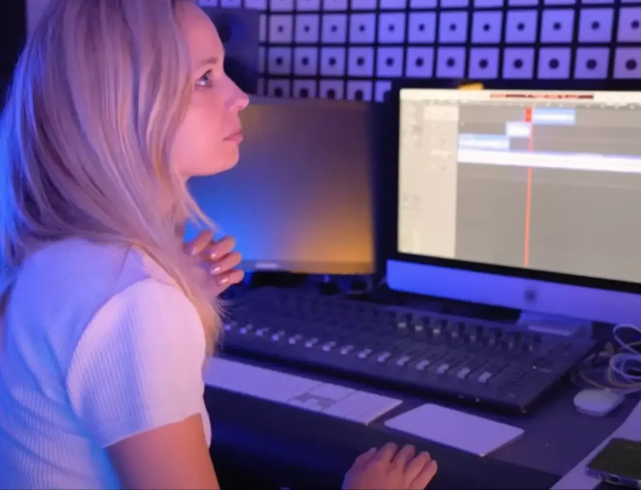 Céline magnano en studio d'enregistrement, réalisatrice, ingénieur son, autrice, compositrice, interprète